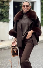 CAPA OTIMA FAZENDA COM GOLA E PUNHOS DE PELO FAKE FUR - Carla Valente