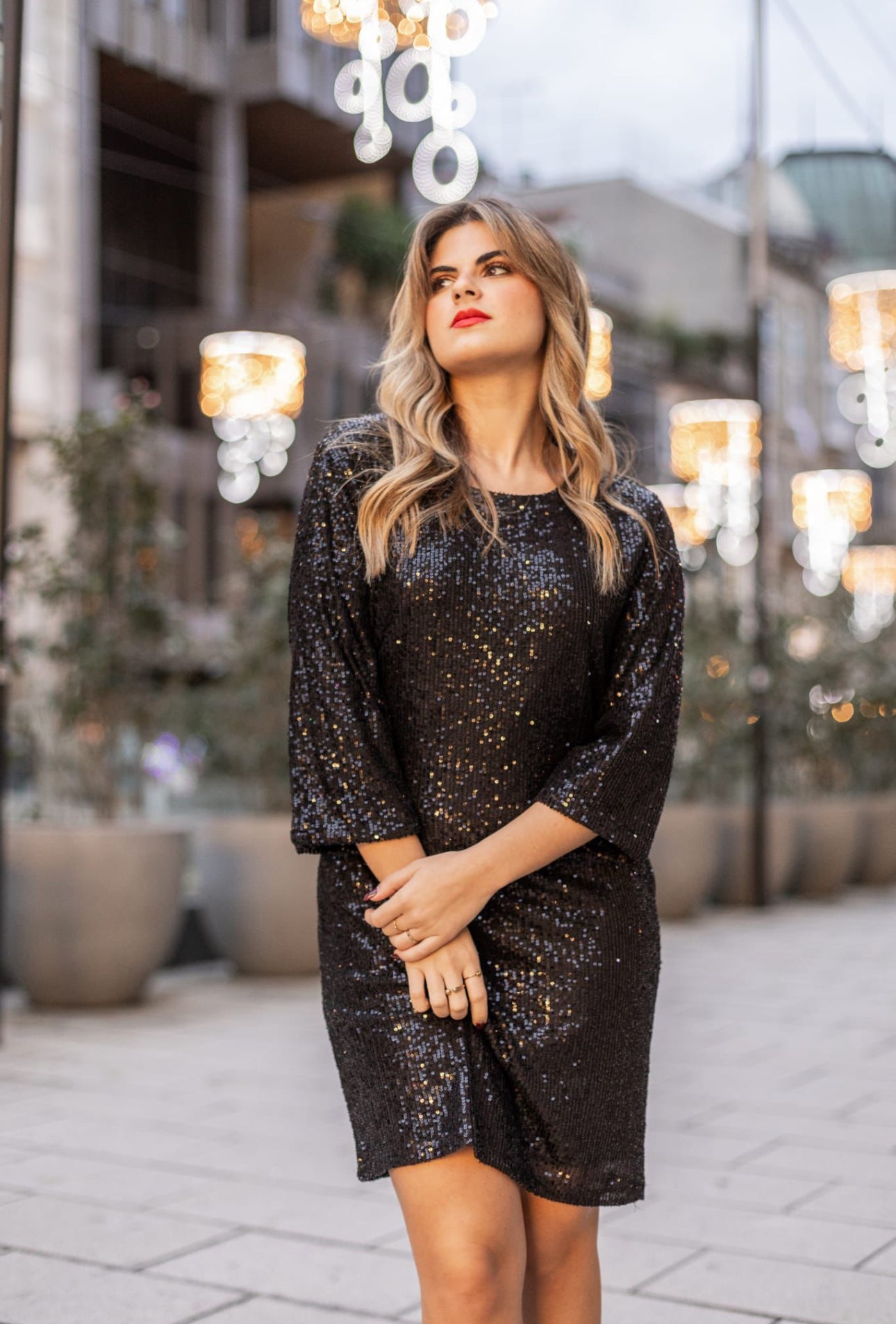 VESTIDO LANTEJOULAS DECOTE REDONDO - Carla Valente