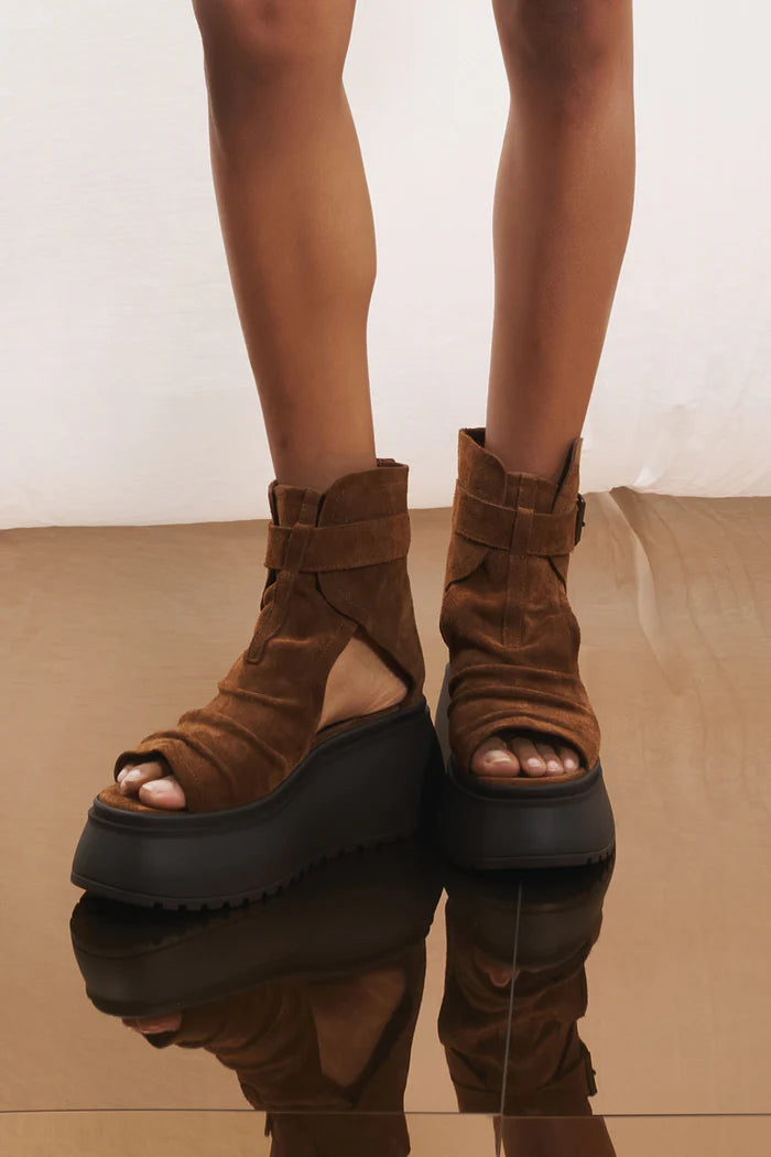 SANDÁLIA VDR DE CAMURÇA PLATAFORMA CROSS COM FIVELA - Carla Valente