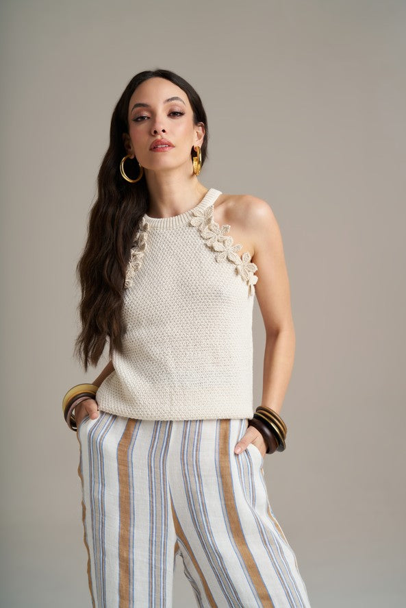 TOP PHO FIRENZE CROPPED MALHA MANGA CAVA COM APLICAÇÃO FLOR - Carla Valente