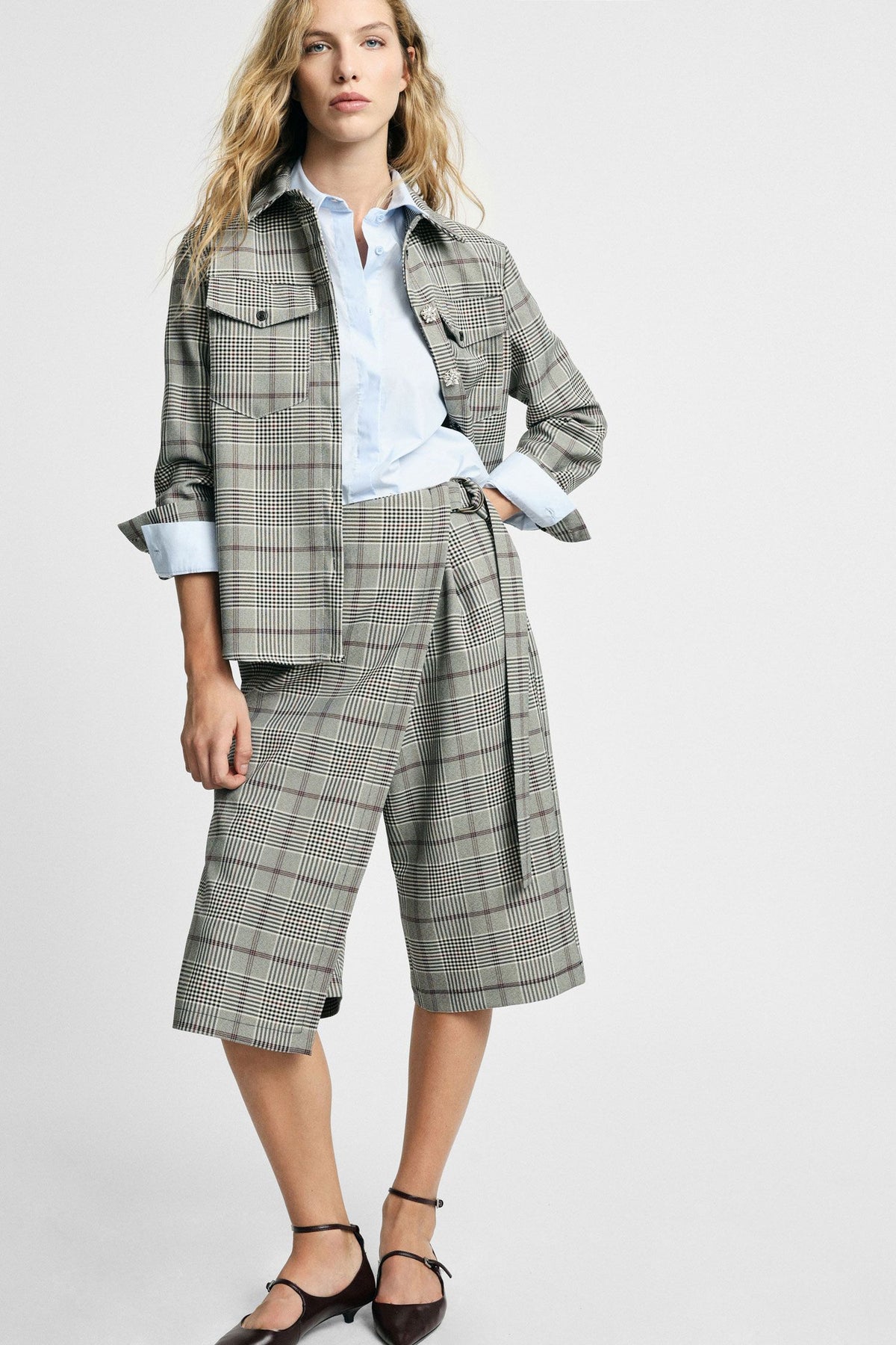 Please D0NYETX000 tartan creme e bordô em modelo