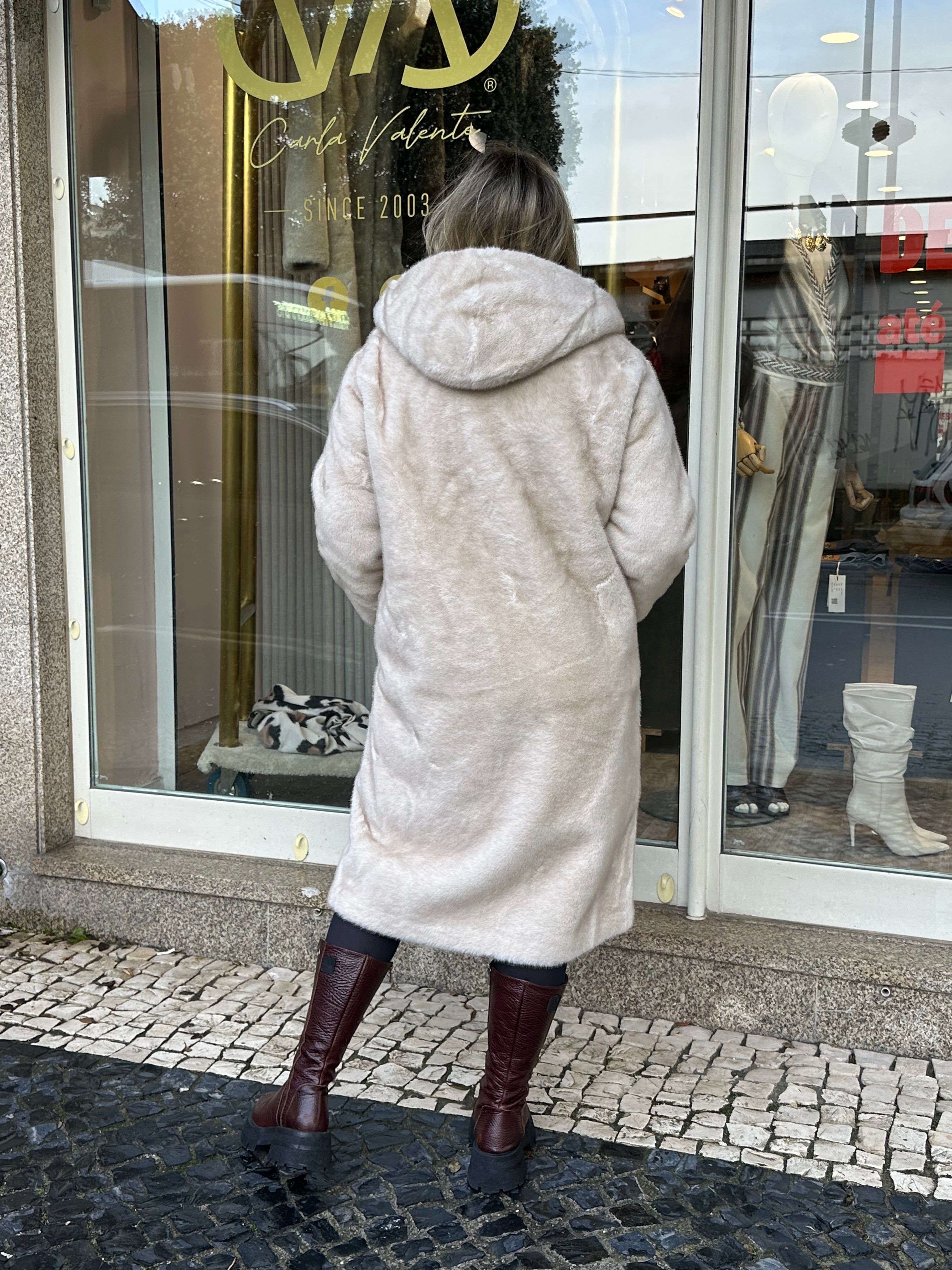CASACO CLEO FAKE FUR  COM CARAPUÇO - Carla Valente