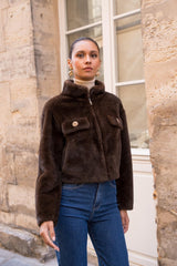 CASACO FAKE FUR CHANEL COM APLICAÇÃO NO BOLSO