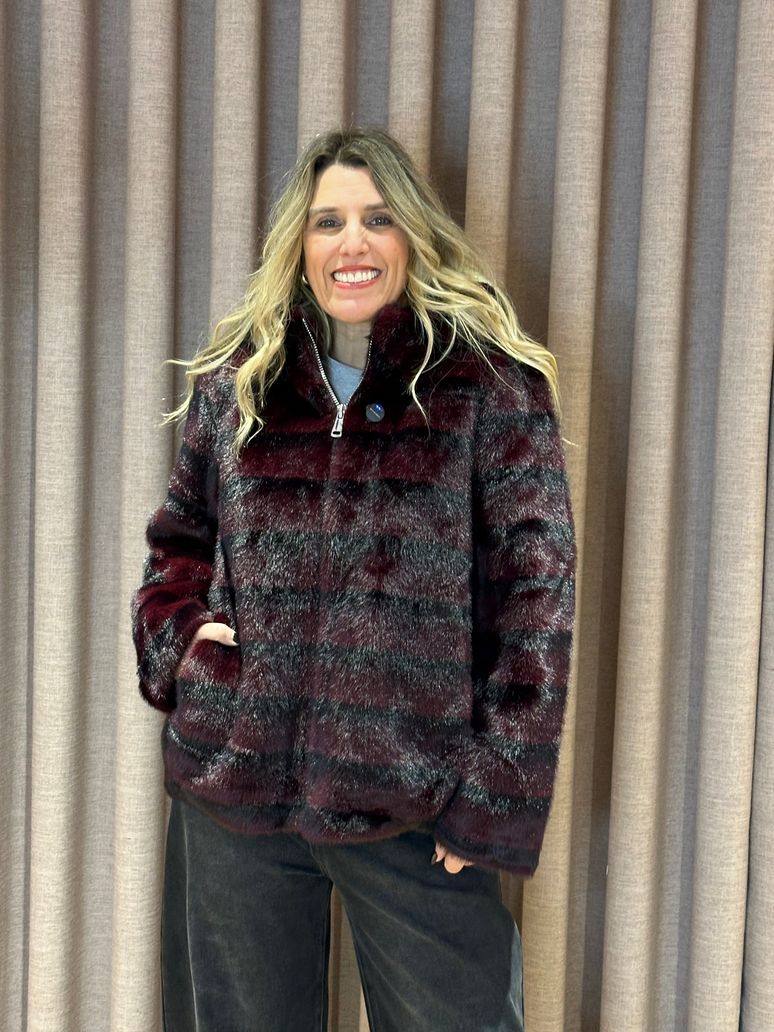 CASACO ODESSA FAKE FUR COM CARAPUÇO - Carla Valente