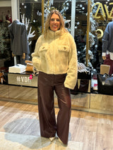 CASACO FAKE FUR CHANEL COM APLICAÇÃO NO BOLSO