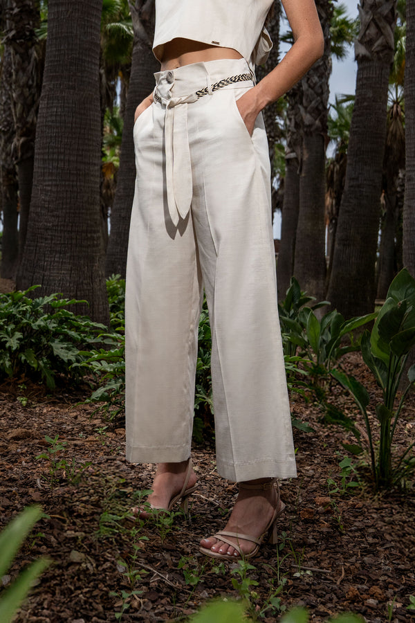 CALÇA FERRACHE CURTA WIDE LEG EM LINHO COM CINTO - Carla Valente