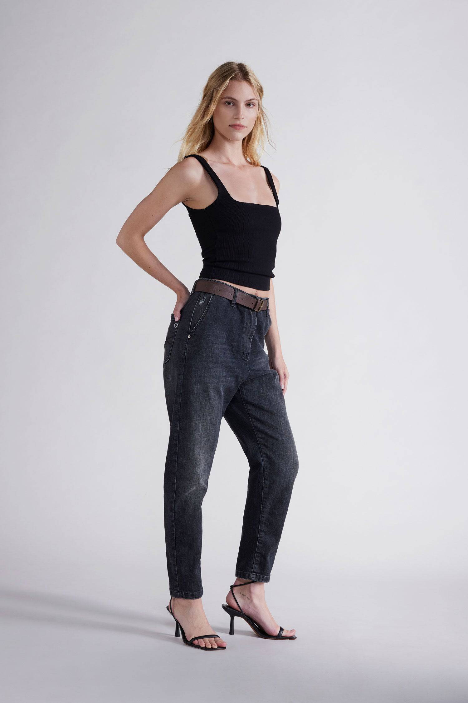 CALÇA PLEASE CROPPED MOM FIT C/CINTO - Carla Valente