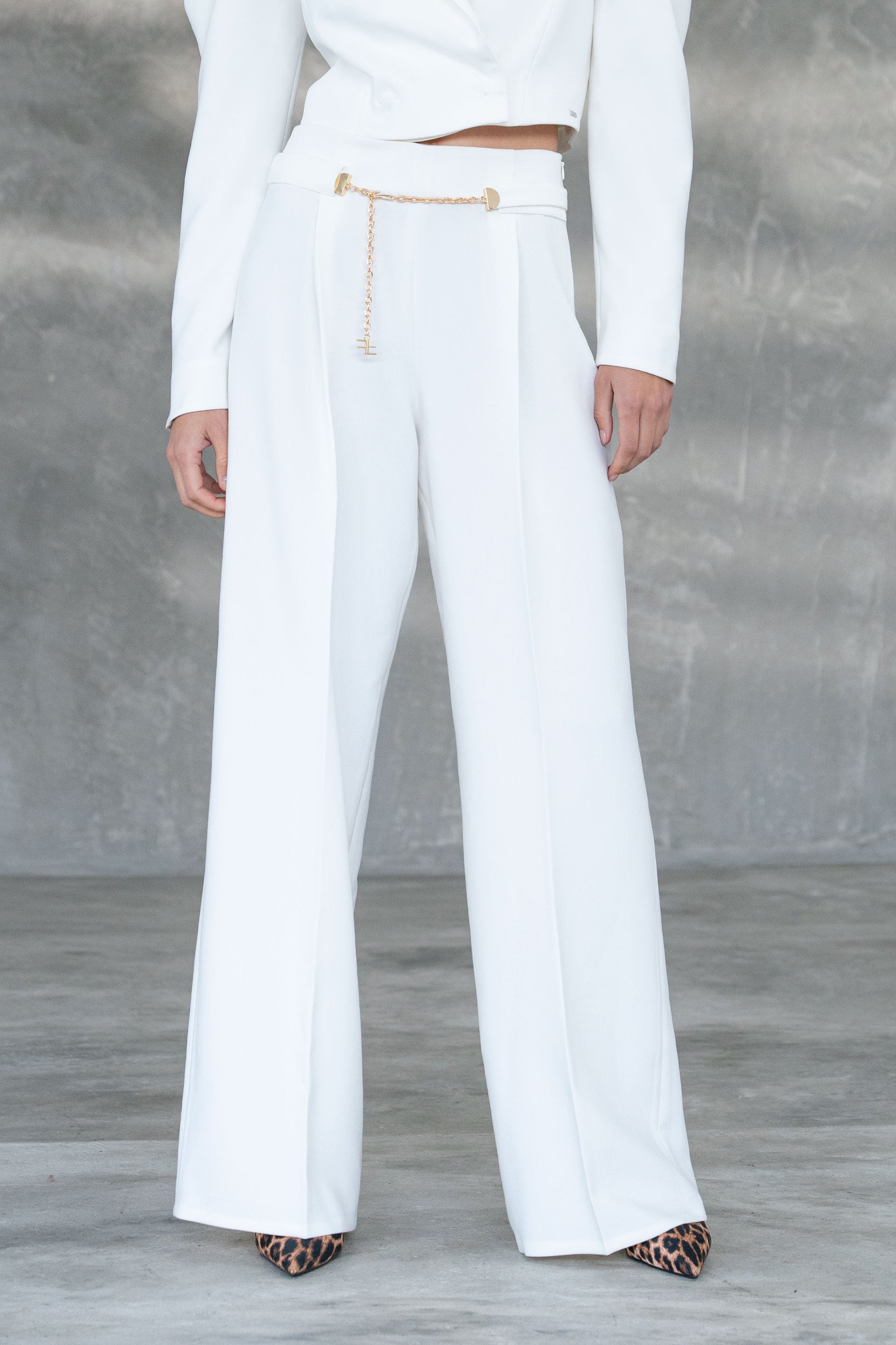CALÇA FERRACHE WIDE LEG COM CINTO METÁLICO - Carla Valente