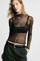 T-shirt Please T0Z0ETY000 camuflada transparente em modelo
