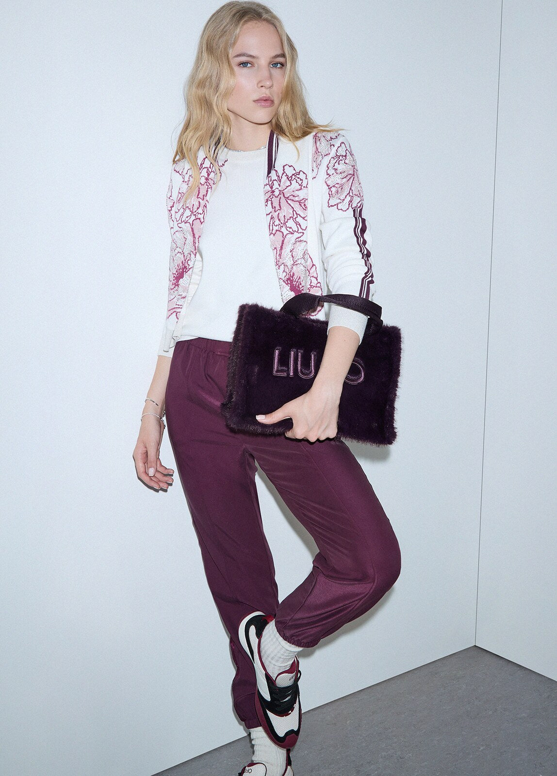liujo-doc0318562|liujo-doc0318562-shopify-direct-v1-1e4b8d0194df3c89ad917ccbb8c46bc9|TF6094MS49I|Bco lana/tea rose+vi|3|TF6094MS49I__D3041__03.jpg|616afd5a5daa7bc4e795a74a4d882df066e3af543e0281b109bde01b43bc7e6c|https://www.liujo.com/on/demandware.static/-/Sites-liujo-master-catalog/default/images/E-TF6094MS49ID3041-4-N.jpeg