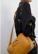 BANDOLERA LOLA CASADEMUNT PRESPONTADA COM MONOGRAMA - Carla Valente