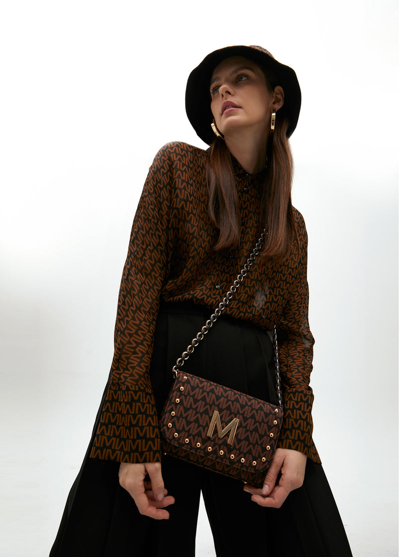 BOLSA MAITE TIRACOLO COM ABA JAQUARD MONOGRAMA - Carla Valente