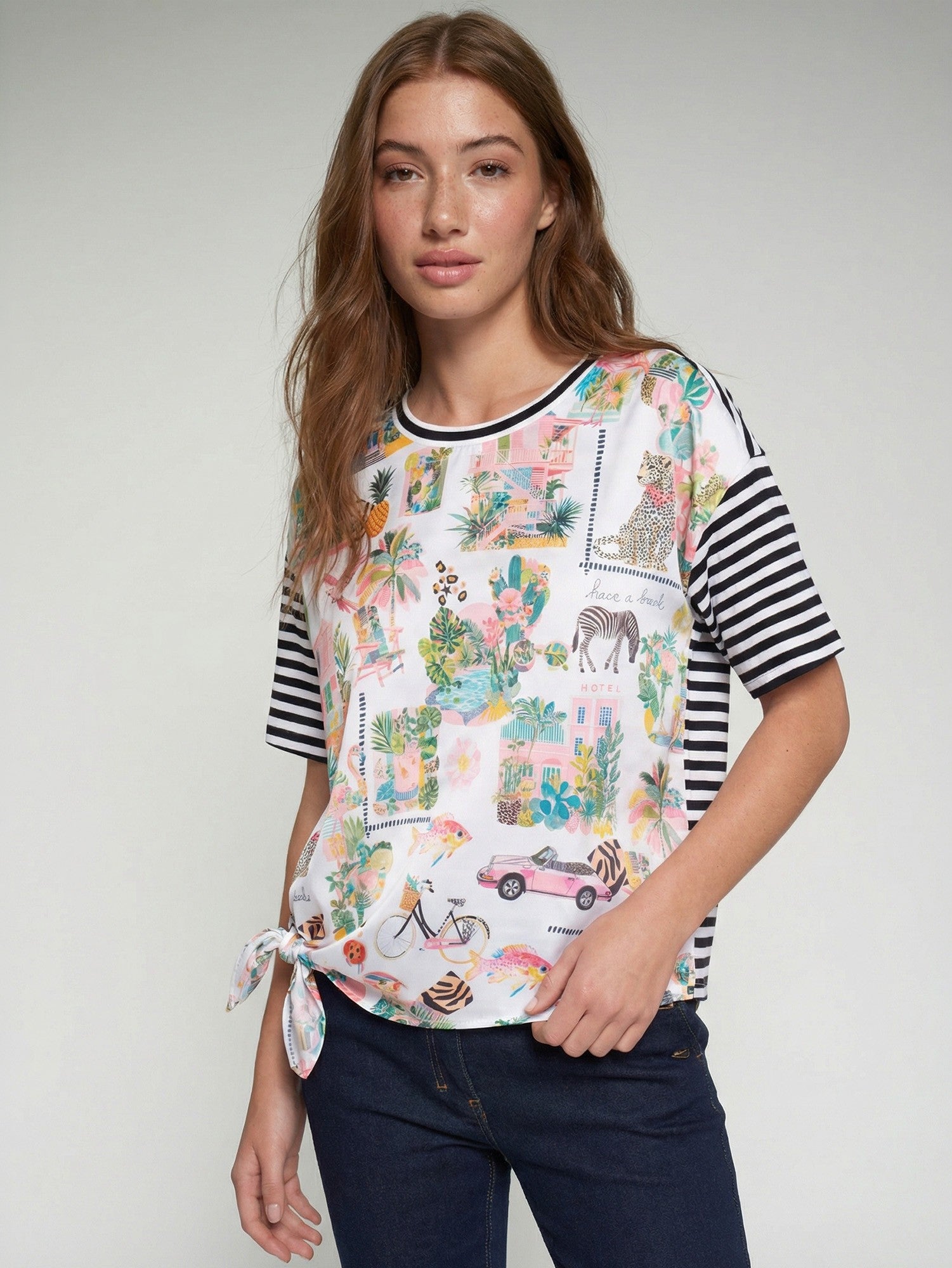 T-SHIRT VILAGALLO LISTRADA COM ESTAMPA TROPICAL NÓ LATERAL - Carla Valente