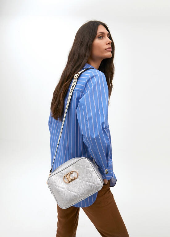 BANDOLERA LOLA CASADMNT CROSSBODY EFEITO COURO LOGO OVAL EM LOSANGO - Carla Valente