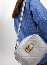 BANDOLERA LOLA CASADMNT CROSSBODY EFEITO COURO LOGO OVAL EM LOSANGO - Carla Valente