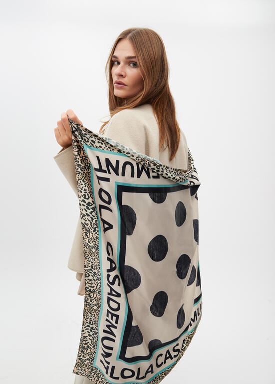 LENÇO LOLA CASADMNT COM BOLAS E LOGO EM SEDA - Carla Valente