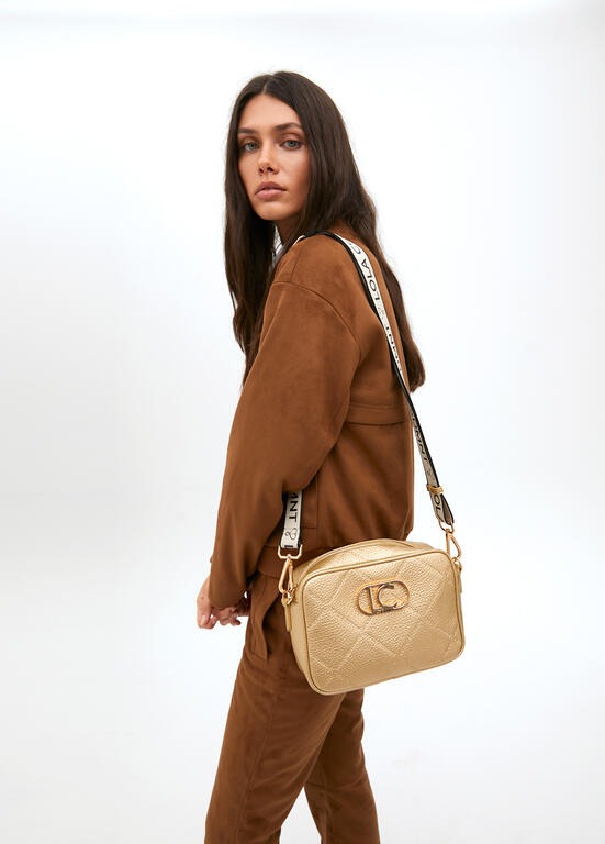 BANDOLERA LOLA CASADMNT CROSSBODY EFEITO COURO LOGO OVAL EM LOSANGO - Carla Valente