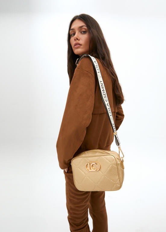 BANDOLERA LOLA CASADMNT CROSSBODY EFEITO COURO LOGO OVAL EM LOSANGO - Carla Valente