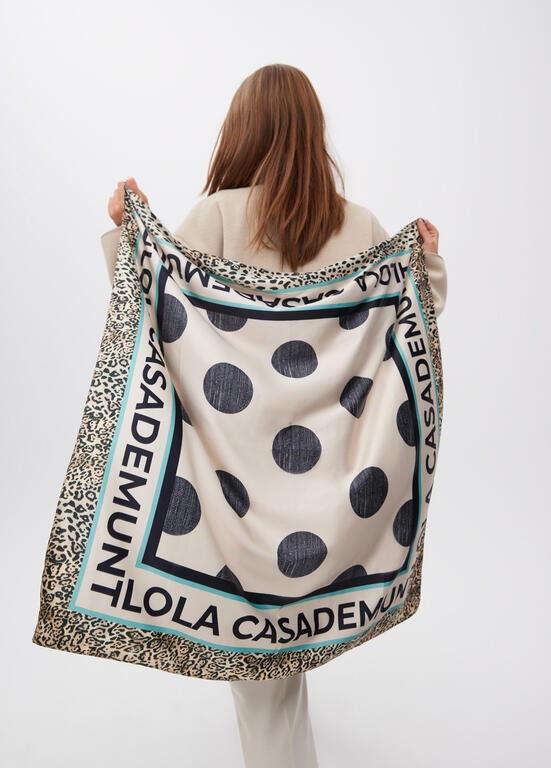 LENÇO LOLA CASADMNT COM BOLAS E LOGO EM SEDA - Carla Valente