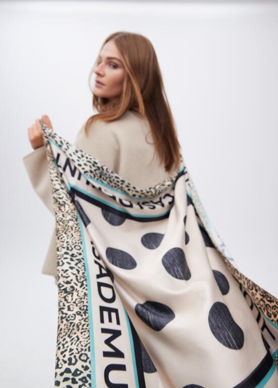 LENÇO LOLA CASADMNT COM BOLAS E LOGO EM SEDA - Carla Valente