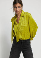 CAMISA LOLA CASADMNT C/LENÇO JACQUARD LOGO - Carla Valente
