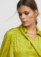 CAMISA LOLA CASADMNT C/LENÇO JACQUARD LOGO - Carla Valente