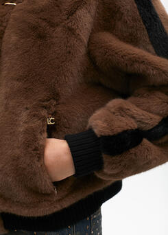 CASACO LOLA CASADMNT DE PELO CURTO COM DETALHES LETERAIS - Carla Valente