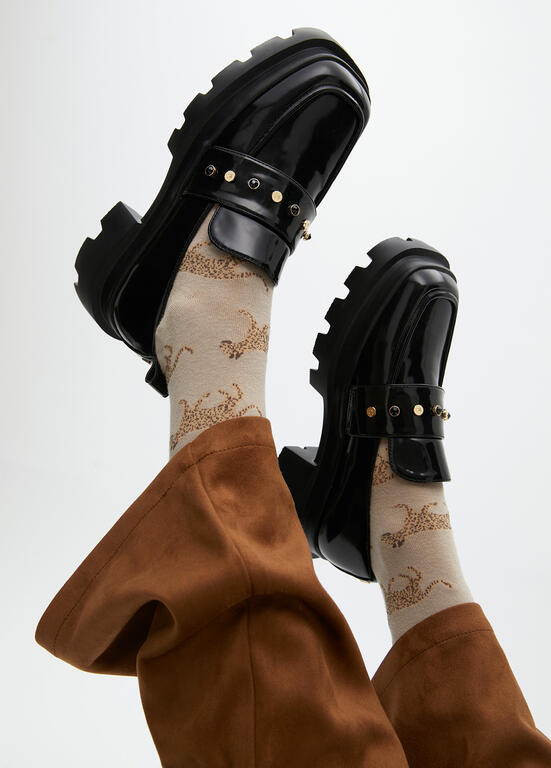 MOCASSIM LOLA CASADMNT BICO QUADRADO C/ DETALHES TACHAS - Carla Valente