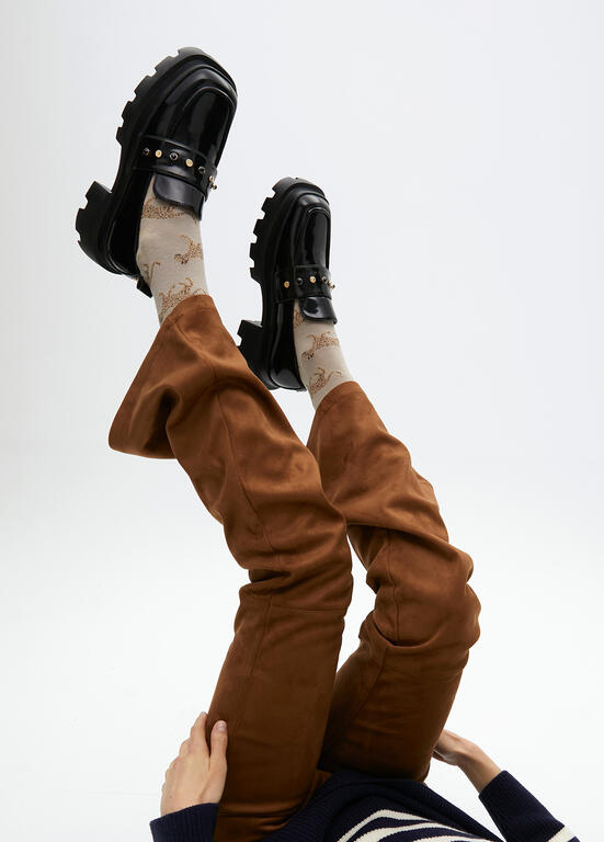 MOCASSIM LOLA CASADMNT BICO QUADRADO C/ DETALHES TACHAS - Carla Valente