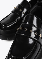 MOCASSIM LOLA CASADMNT BICO QUADRADO C/ DETALHES TACHAS - Carla Valente