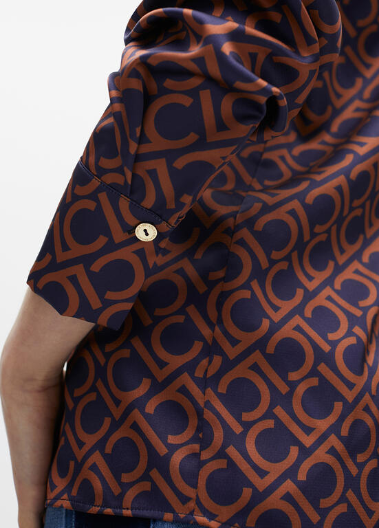 CAMISA LOLA CASADMNT ESTAMPA LOGOTIPADA EM CETIM - Carla Valente