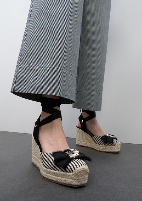 SAPATO LOLA CASADMNT CUNHA TECIDO LONA RISCA COM LAÇO - Carla Valente