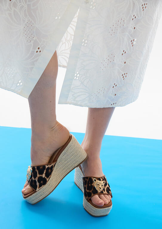 SAPATO LOLA CASADMNT ESTAMPA LEOPARDO APLICAÇÃO METAL - Carla Valente