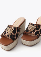 SAPATO LOLA CASADMNT ESTAMPA LEOPARDO APLICAÇÃO METAL - Carla Valente