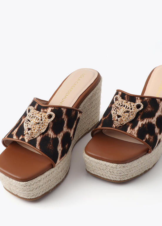 SAPATO LOLA CASADMNT ESTAMPA LEOPARDO APLICAÇÃO METAL - Carla Valente