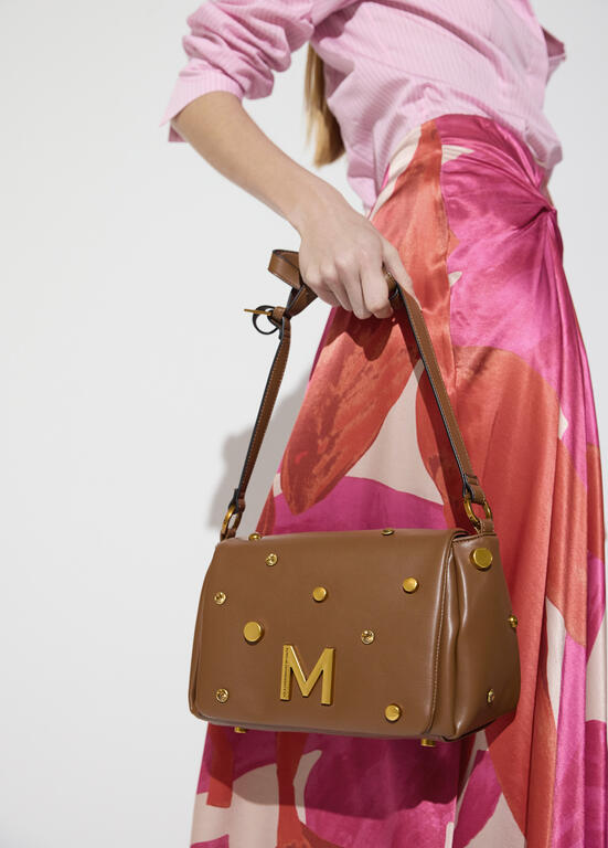 BOLSA LOLA CASADEMUNT TIRACOLO COM ABA E TACHAS — fotografia 7