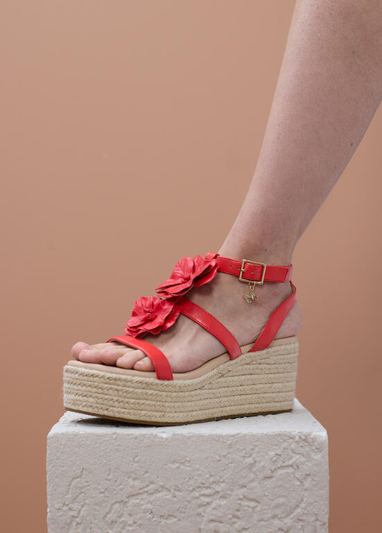 SAPATO MAITE CUNHA COM ADORNOS FLORAIS - Carla Valente