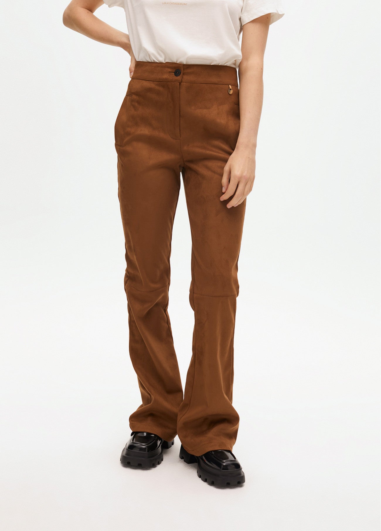 CALÇA LOLA CASADMNT BOCA DE SINO EM SUEDE SINTETICO - Carla Valente